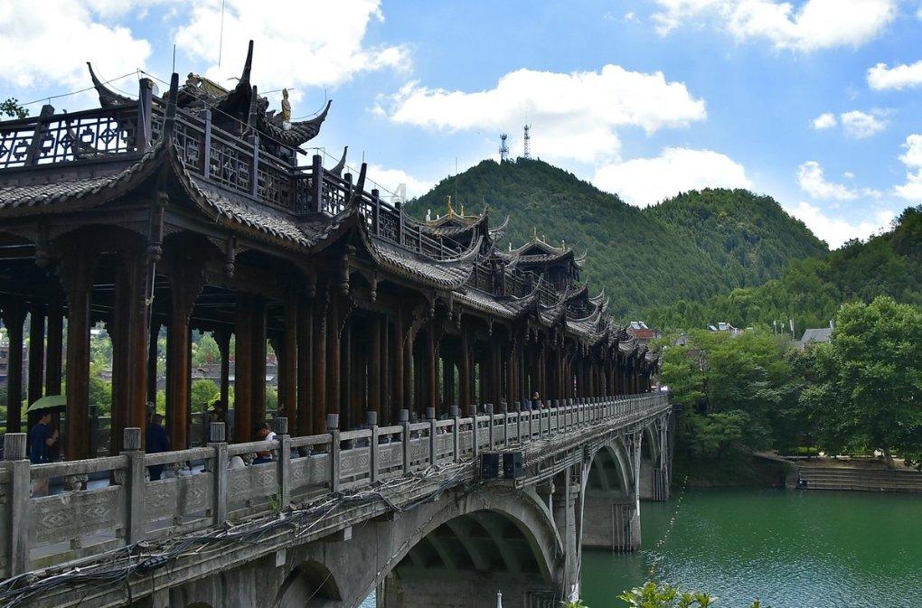 湖边种着一些柳树，每两棵树之间相距8米，小明从第一棵树跑到第100棵，他一共跑了多少米？游戏画面